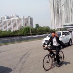 Een gids fietst met ons mee in Noord Korea! Foto: Ruud Boon
