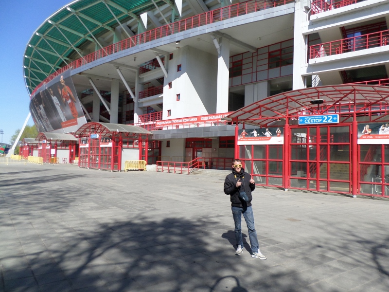Poseren voor het stadion van Lokomotiv!