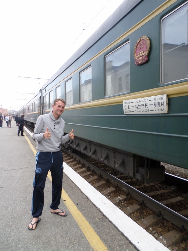 Ruud Boon poseert naast de Russische trein!
