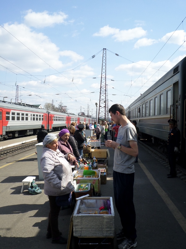 Eten kopen tijdens korte stop van Transmongolie trein!