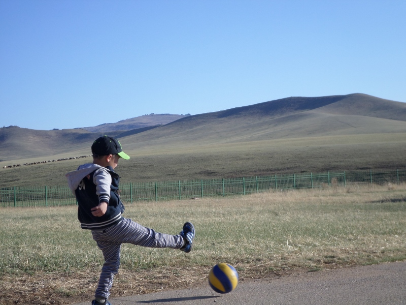 Mongoolse jongen speelt voetbal! Foto: Ruud Boon
